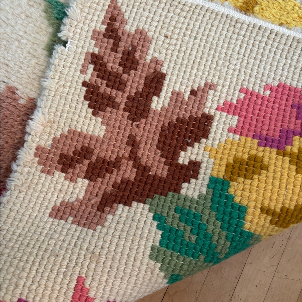 Leaf Motif Hand Hooked Rug - Picture 4 of 4